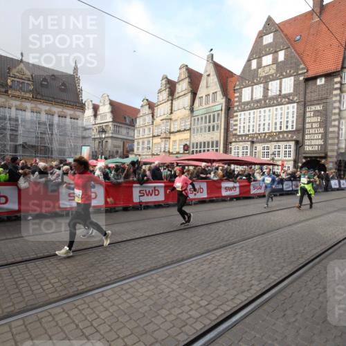 05.10.2025 - 20. swb-Marathon Bremen Yannick Fuchs http://msf.ph/oto/9308529 05.10.2025 11:05:24 Ziel 9515, 9690, 9908, 9944, 11106, 11540 meine-sportfotos.de