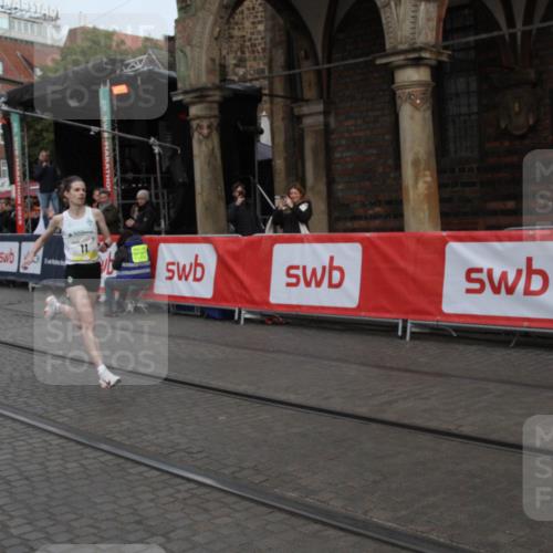 05.10.2025 - 20. swb-Marathon Bremen Yannick Fuchs http://msf.ph/oto/9316375 05.10.2025 10:30:18 Ziel 11 meine-sportfotos.de