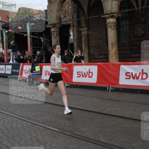 05.10.2025 - 20. swb-Marathon Bremen Yannick Fuchs http://msf.ph/oto/9316376 05.10.2025 10:30:19 Ziel 11 meine-sportfotos.de