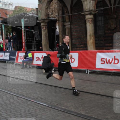 05.10.2025 - 20. swb-Marathon Bremen Yannick Fuchs http://msf.ph/oto/9316411 05.10.2025 10:36:57 Ziel 9429 meine-sportfotos.de