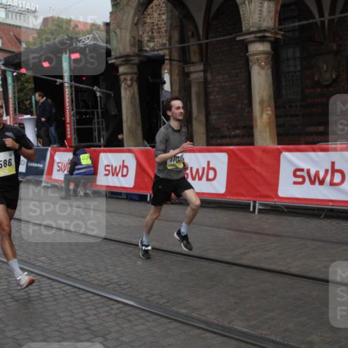 05.10.2025 - 20. swb-Marathon Bremen Yannick Fuchs http://msf.ph/oto/9316417 05.10.2025 10:37:35 Ziel 9586, 10358, 11021 meine-sportfotos.de