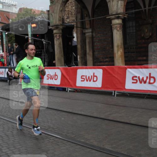 05.10.2025 - 20. swb-Marathon Bremen Yannick Fuchs http://msf.ph/oto/9316427 05.10.2025 10:38:49 Ziel 9341, 10352, 10409, 10517, 10862, 11132 meine-sportfotos.de