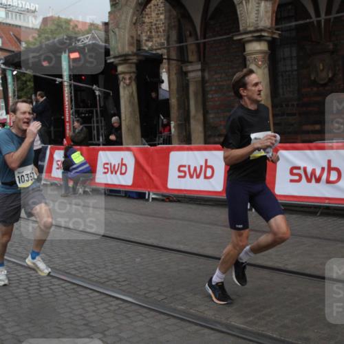 05.10.2025 - 20. swb-Marathon Bremen Yannick Fuchs http://msf.ph/oto/9316431 05.10.2025 10:38:54 Ziel 10352, 10517, 10967 meine-sportfotos.de