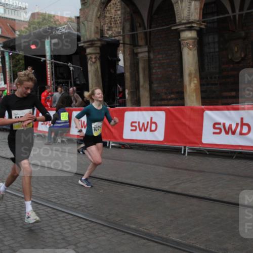 05.10.2025 - 20. swb-Marathon Bremen Yannick Fuchs http://msf.ph/oto/9316433 05.10.2025 10:39:11 Ziel 9403, 10847, 11594 meine-sportfotos.de