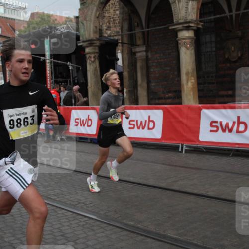 05.10.2025 - 20. swb-Marathon Bremen Yannick Fuchs http://msf.ph/oto/9316437 05.10.2025 10:39:27 Ziel 7111, 9239, 9863, 11067, 11343 meine-sportfotos.de