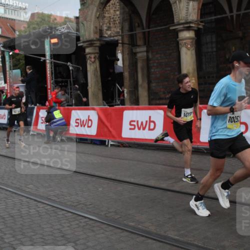 05.10.2025 - 20. swb-Marathon Bremen Yannick Fuchs http://msf.ph/oto/9316447 05.10.2025 10:39:56 Ziel 9213, 9922, 10052, 10171, 10175, 10176, 11335 meine-sportfotos.de