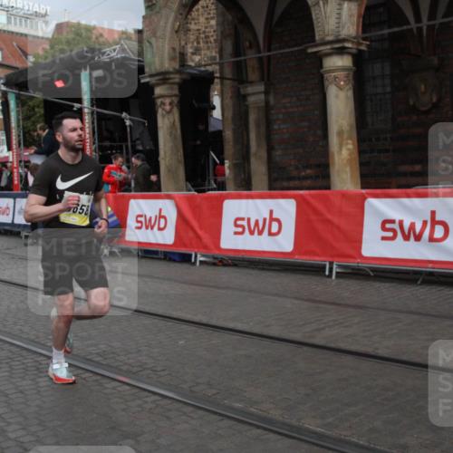 05.10.2025 - 20. swb-Marathon Bremen Yannick Fuchs http://msf.ph/oto/9316454 05.10.2025 10:40:27 Ziel 10070, 10565, 10658 meine-sportfotos.de