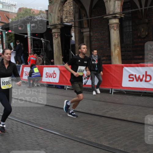 05.10.2025 - 20. swb-Marathon Bremen Yannick Fuchs http://msf.ph/oto/9316463 05.10.2025 10:41:13 Ziel 10606, 10952 meine-sportfotos.de