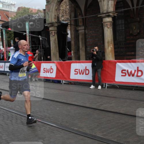 05.10.2025 - 20. swb-Marathon Bremen Yannick Fuchs http://msf.ph/oto/9316464 05.10.2025 10:41:22 Ziel 9262, 11069, 11086 meine-sportfotos.de