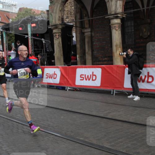05.10.2025 - 20. swb-Marathon Bremen Yannick Fuchs http://msf.ph/oto/9316467 05.10.2025 10:41:33 Ziel 10744, 10910 meine-sportfotos.de