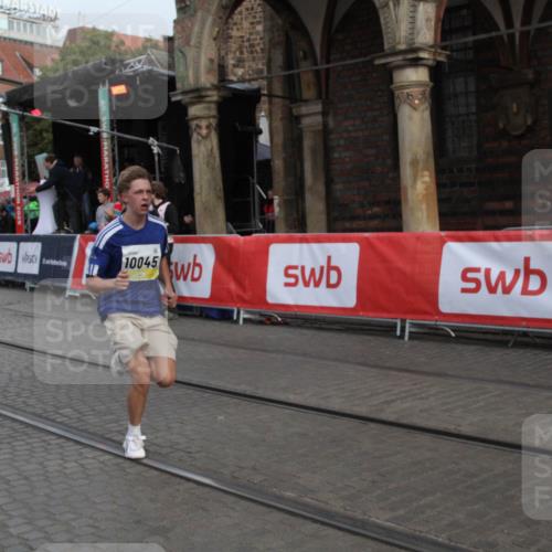 05.10.2025 - 20. swb-Marathon Bremen Yannick Fuchs http://msf.ph/oto/9316502 05.10.2025 10:43:05 Ziel 9302, 9558, 10045 meine-sportfotos.de