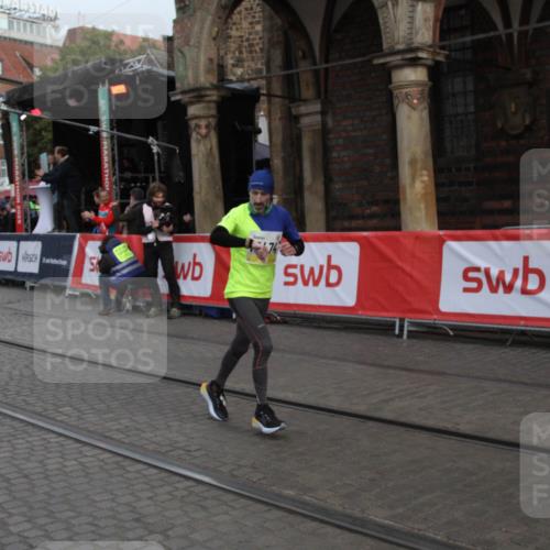 05.10.2025 - 20. swb-Marathon Bremen Yannick Fuchs http://msf.ph/oto/9316509 05.10.2025 10:43:17 Ziel 10474, 10541, 10979, 11304 meine-sportfotos.de