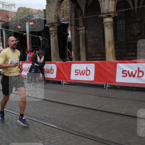 05.10.2025 - 20. swb-Marathon Bremen Yannick Fuchs http://msf.ph/oto/9316514 05.10.2025 10:43:40 Ziel 9545, 10304 meine-sportfotos.de