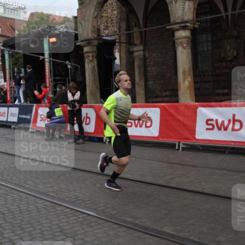 05.10.2025 - 20. swb-Marathon Bremen Yannick Fuchs http://msf.ph/oto/9316517 05.10.2025 10:43:53 Ziel 9270 meine-sportfotos.de