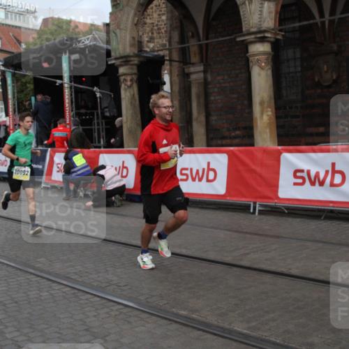 05.10.2025 - 20. swb-Marathon Bremen Yannick Fuchs http://msf.ph/oto/9316544 05.10.2025 10:44:47 Ziel 9878, 10092, 10306, 11714 meine-sportfotos.de