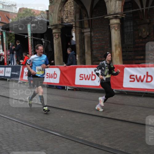 05.10.2025 - 20. swb-Marathon Bremen Yannick Fuchs http://msf.ph/oto/9316604 05.10.2025 10:46:48 Ziel 10277, 10411, 11327 meine-sportfotos.de