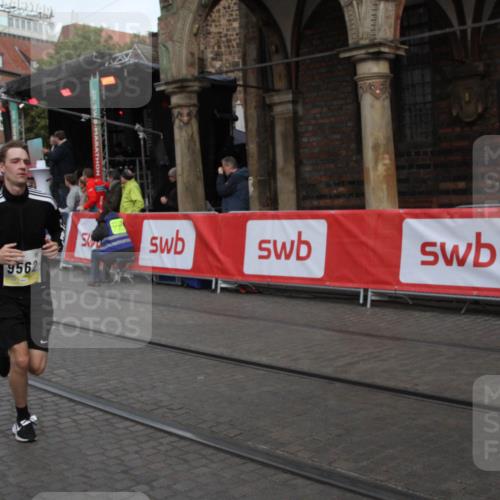 05.10.2025 - 20. swb-Marathon Bremen Yannick Fuchs http://msf.ph/oto/9316613 05.10.2025 10:47:11 Ziel 9546, 9562 meine-sportfotos.de