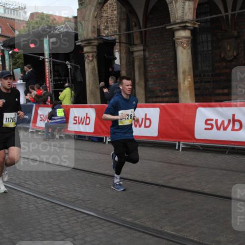 05.10.2025 - 20. swb-Marathon Bremen Yannick Fuchs http://msf.ph/oto/9316618 05.10.2025 10:47:29 Ziel 9244, 9428, 10319, 10637, 10667, 10951, 11498, 11705, 11742 meine-sportfotos.de