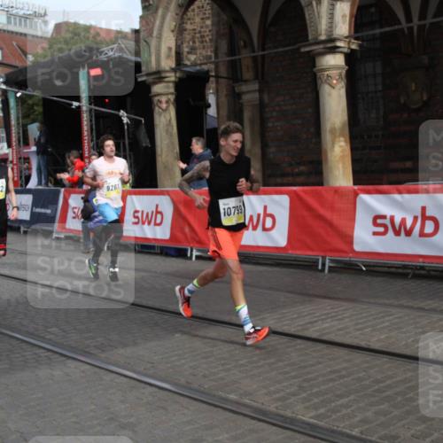 05.10.2025 - 20. swb-Marathon Bremen Yannick Fuchs http://msf.ph/oto/9316689 05.10.2025 10:48:51 Ziel 9261, 9482, 9674, 10799 meine-sportfotos.de