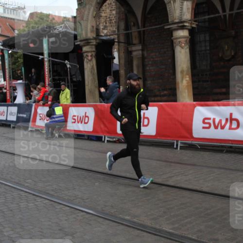 05.10.2025 - 20. swb-Marathon Bremen Yannick Fuchs http://msf.ph/oto/9316742 05.10.2025 10:50:02 Ziel 9676, 9693, 9803, 10543, 10868, 10946, 11642 meine-sportfotos.de