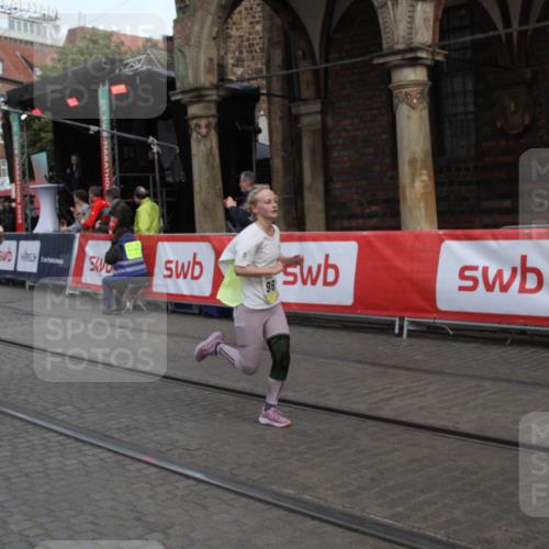 05.10.2025 - 20. swb-Marathon Bremen Yannick Fuchs http://msf.ph/oto/9316744 05.10.2025 10:50:05 Ziel 9676, 9693, 9803, 10543, 10868, 11621 meine-sportfotos.de