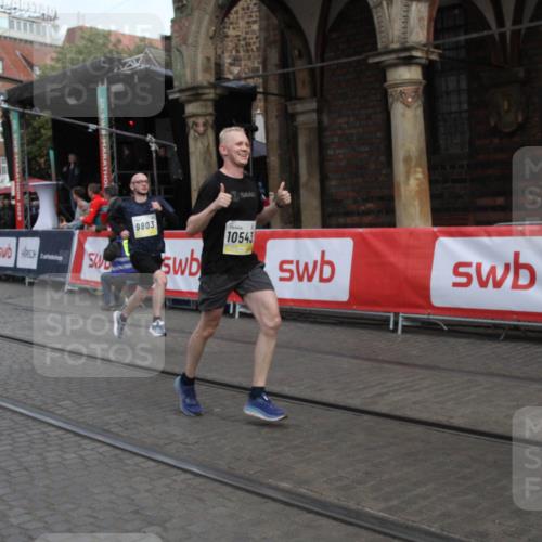 05.10.2025 - 20. swb-Marathon Bremen Yannick Fuchs http://msf.ph/oto/9316745 05.10.2025 10:50:06 Ziel 9676, 9693, 9803, 10543, 10868, 11621 meine-sportfotos.de