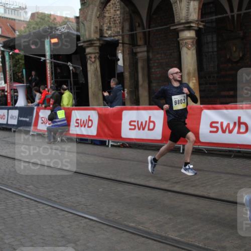 05.10.2025 - 20. swb-Marathon Bremen Yannick Fuchs http://msf.ph/oto/9316746 05.10.2025 10:50:06 Ziel 9676, 9693, 9803, 10543, 10868, 11621 meine-sportfotos.de