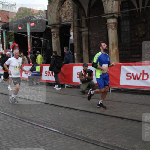 05.10.2025 - 20. swb-Marathon Bremen Yannick Fuchs http://msf.ph/oto/9316786 05.10.2025 10:50:50 Ziel 9230, 9251, 9277, 9658, 9715, 9742, 9832, 9888, 9969, 10043, 10279, 10479, 10689, 11543, 11661 meine-sportfotos.de