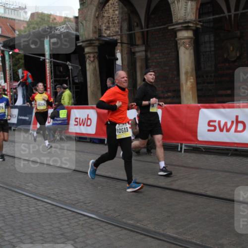 05.10.2025 - 20. swb-Marathon Bremen Yannick Fuchs http://msf.ph/oto/9316792 05.10.2025 10:50:55 Ziel 7733, 9251, 9277, 9399, 9715, 9888, 9966, 9975, 10224, 10689, 11220, 11311 meine-sportfotos.de