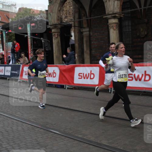 05.10.2025 - 20. swb-Marathon Bremen Yannick Fuchs http://msf.ph/oto/9316811 05.10.2025 10:51:11 Ziel 9256, 9287, 9894, 10206, 10669, 11279, 11573 meine-sportfotos.de