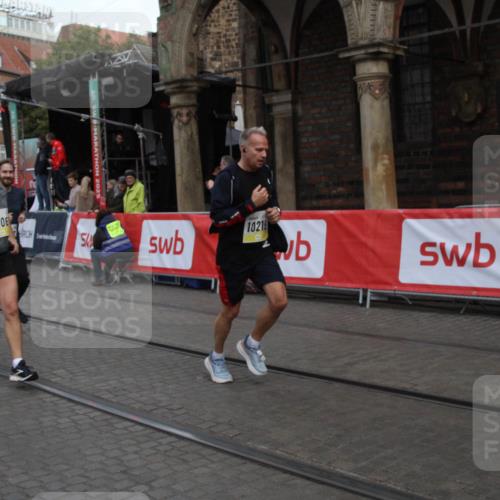 05.10.2025 - 20. swb-Marathon Bremen Yannick Fuchs http://msf.ph/oto/9316813 05.10.2025 10:51:19 Ziel 9906, 10215, 10222, 10432 meine-sportfotos.de