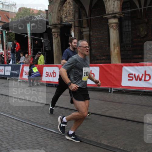 05.10.2025 - 20. swb-Marathon Bremen Yannick Fuchs http://msf.ph/oto/9316815 05.10.2025 10:51:20 Ziel 9906, 10222, 10432 meine-sportfotos.de
