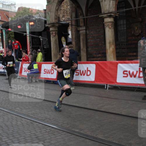 05.10.2025 - 20. swb-Marathon Bremen Yannick Fuchs http://msf.ph/oto/9316831 05.10.2025 10:51:53 Ziel 9004, 9506, 10968, 11361, 11689, 11696 meine-sportfotos.de