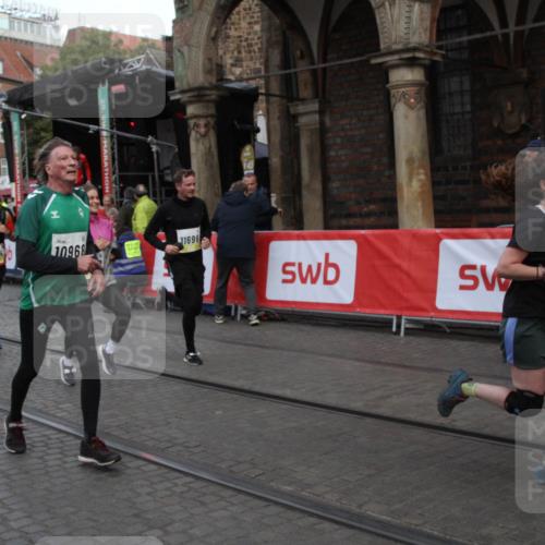 05.10.2025 - 20. swb-Marathon Bremen Yannick Fuchs http://msf.ph/oto/9316832 05.10.2025 10:51:53 Ziel 9004, 9506, 10968, 11361, 11689, 11696 meine-sportfotos.de