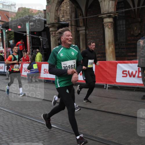 05.10.2025 - 20. swb-Marathon Bremen Yannick Fuchs http://msf.ph/oto/9316833 05.10.2025 10:51:54 Ziel 9004, 9506, 10968, 11080, 11361, 11689, 11696 meine-sportfotos.de