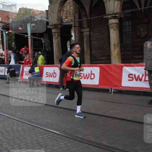 05.10.2025 - 20. swb-Marathon Bremen Yannick Fuchs http://msf.ph/oto/9316834 05.10.2025 10:51:54 Ziel 9004, 9506, 10968, 11080, 11361, 11689, 11696 meine-sportfotos.de