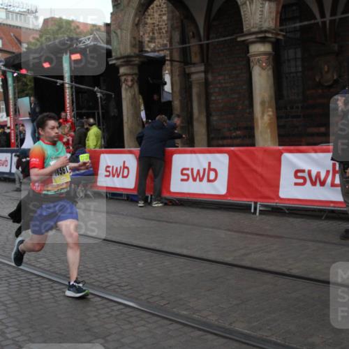 05.10.2025 - 20. swb-Marathon Bremen Yannick Fuchs http://msf.ph/oto/9316835 05.10.2025 10:51:55 Ziel 9004, 11080, 11361 meine-sportfotos.de