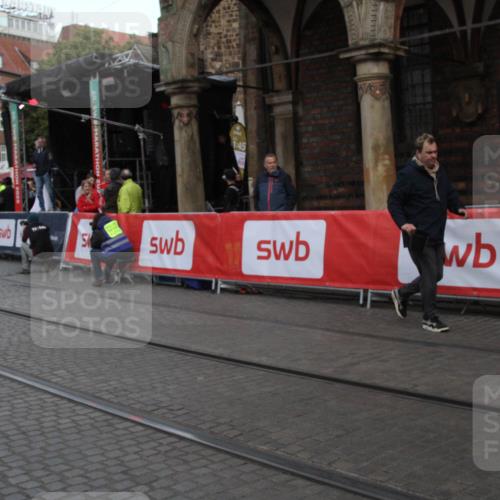 05.10.2025 - 20. swb-Marathon Bremen Yannick Fuchs http://msf.ph/oto/9316843 05.10.2025 10:52:07 Ziel 9939, 10977, 11273 meine-sportfotos.de