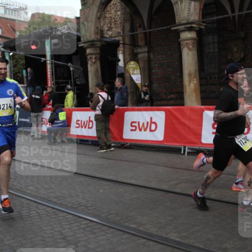 05.10.2025 - 20. swb-Marathon Bremen Yannick Fuchs http://msf.ph/oto/9316882 05.10.2025 10:52:54 Ziel 9214, 9284, 9501, 9581, 9830, 9985, 10308, 10309, 10514, 10997, 11382, 11417 meine-sportfotos.de