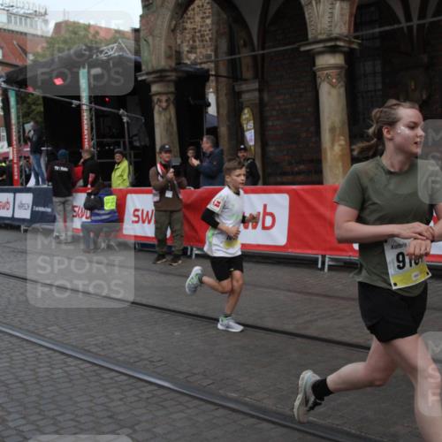 05.10.2025 - 20. swb-Marathon Bremen Yannick Fuchs http://msf.ph/oto/9316891 05.10.2025 10:53:06 Ziel 9187, 9650, 9918, 10064, 10539, 11259, 11398, 11411, 11450, 11722 meine-sportfotos.de