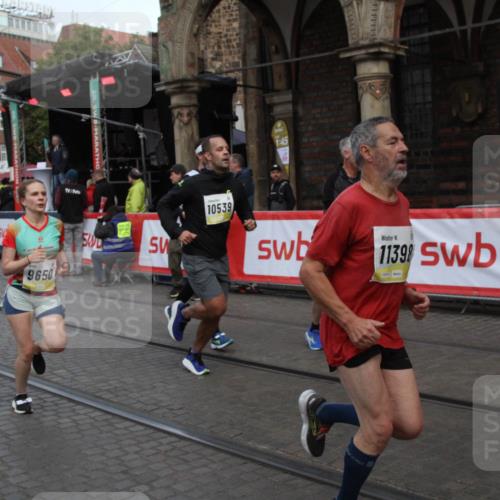 05.10.2025 - 20. swb-Marathon Bremen Yannick Fuchs http://msf.ph/oto/9316894 05.10.2025 10:53:09 Ziel 9650, 10128, 10539, 11259, 11300, 11398, 11411 meine-sportfotos.de