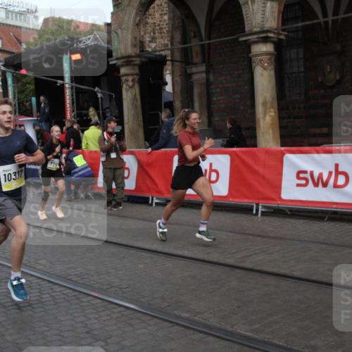05.10.2025 - 20. swb-Marathon Bremen Yannick Fuchs http://msf.ph/oto/9316914 05.10.2025 10:53:27 Ziel 7193, 7251, 9263, 9539, 9717, 9868, 10057, 10302, 10317, 10335, 11174, 11616 meine-sportfotos.de