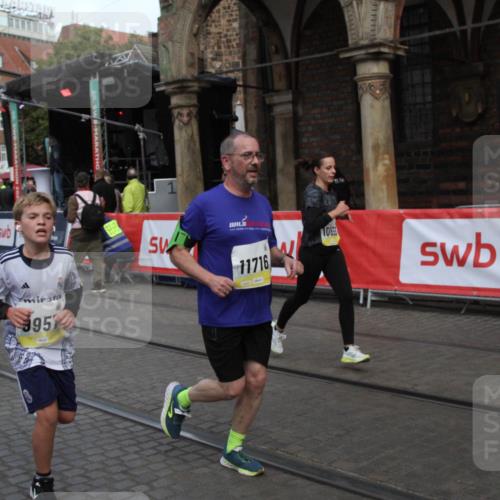 05.10.2025 - 20. swb-Marathon Bremen Yannick Fuchs http://msf.ph/oto/9316923 05.10.2025 10:53:33 Ziel 9957, 10369, 10468, 10655, 10934, 11545, 11716 meine-sportfotos.de