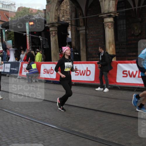 05.10.2025 - 20. swb-Marathon Bremen Yannick Fuchs http://msf.ph/oto/9316932 05.10.2025 10:53:44 Ziel 10020, 10642, 10925, 11046 meine-sportfotos.de