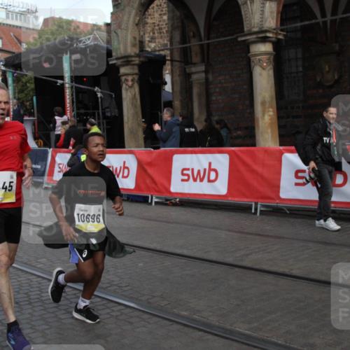 05.10.2025 - 20. swb-Marathon Bremen Yannick Fuchs http://msf.ph/oto/9316941 05.10.2025 10:53:57 Ziel 9456, 9701, 10046, 10484, 10616, 10696, 11445, 11533 meine-sportfotos.de