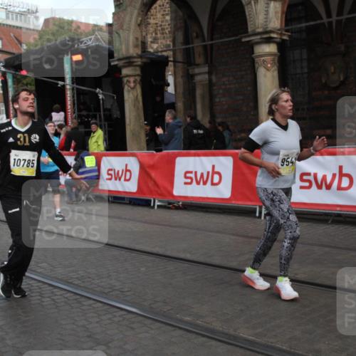 05.10.2025 - 20. swb-Marathon Bremen Yannick Fuchs http://msf.ph/oto/9316948 05.10.2025 10:54:03 Ziel 9313, 9548, 9835, 10075, 10163, 10484, 10785, 11152, 11339, 11593 meine-sportfotos.de