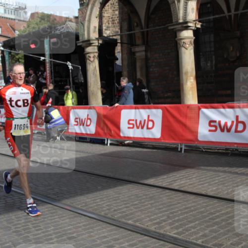 05.10.2025 - 20. swb-Marathon Bremen Yannick Fuchs http://msf.ph/oto/9316979 05.10.2025 10:54:42 Ziel 10174, 11321, 11694 meine-sportfotos.de