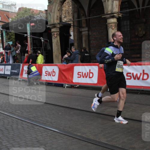 05.10.2025 - 20. swb-Marathon Bremen Yannick Fuchs http://msf.ph/oto/9316993 05.10.2025 10:54:57 Ziel 9427, 9560, 9570, 10024, 10231, 10232, 10233, 10609, 11373, 11470 meine-sportfotos.de