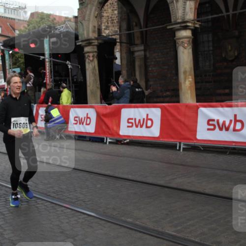 05.10.2025 - 20. swb-Marathon Bremen Yannick Fuchs http://msf.ph/oto/9316994 05.10.2025 10:54:58 Ziel 9427, 9560, 9570, 10024, 10231, 10609, 11373, 11470 meine-sportfotos.de