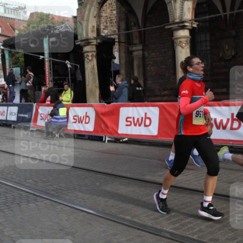 05.10.2025 - 20. swb-Marathon Bremen Yannick Fuchs http://msf.ph/oto/9316997 05.10.2025 10:55:03 Ziel 9427, 9475, 9570, 9791, 10231, 11320, 11470, 11507, 11523 meine-sportfotos.de